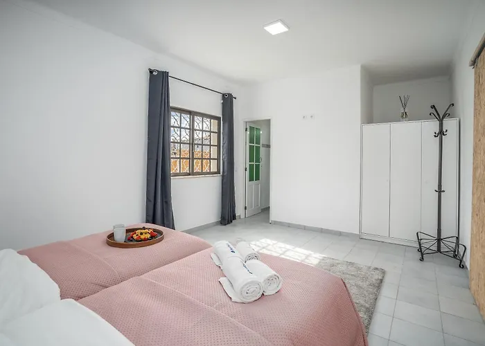 Host Wise - Sunny Spacious House - Terrace & Free Parking