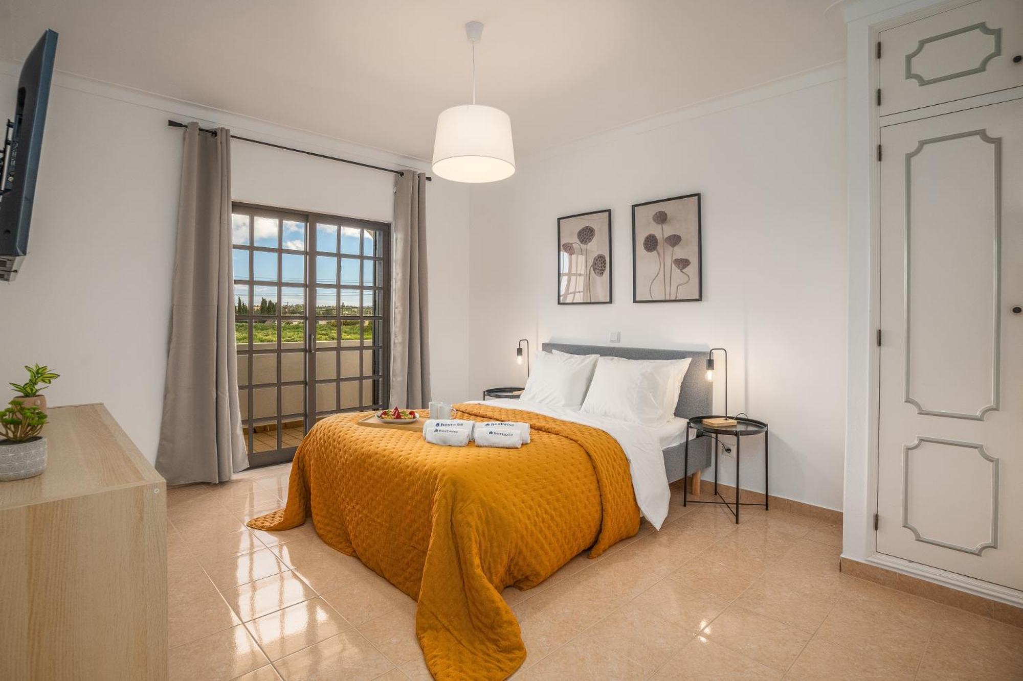 Host Wise - Sunny Spacious House - Terrace & Free Parking