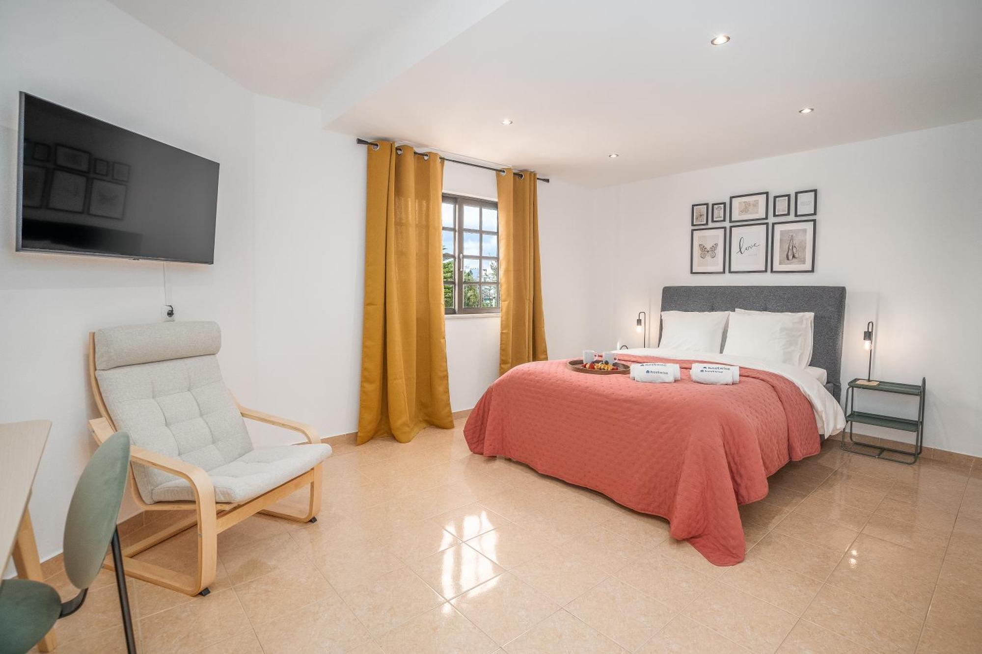 Villa Host Wise - Sunny Spacious House - Terrace & Free Parking