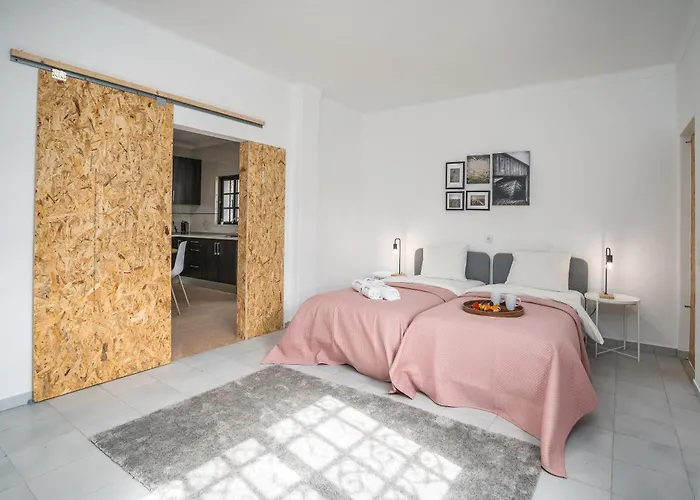 Host Wise - Sunny Spacious House - Terrace & Free Parking