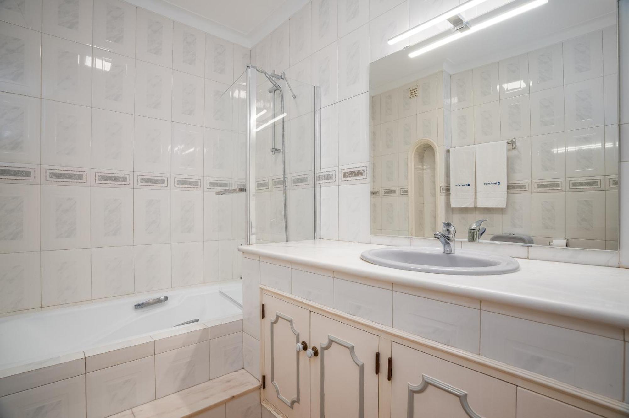 Host Wise - Sunny Spacious House - Terrace & Free Parking *