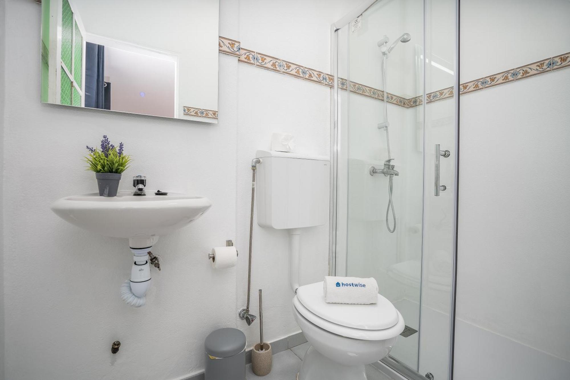 Host Wise - Sunny Spacious House - Terrace & Free Parking *