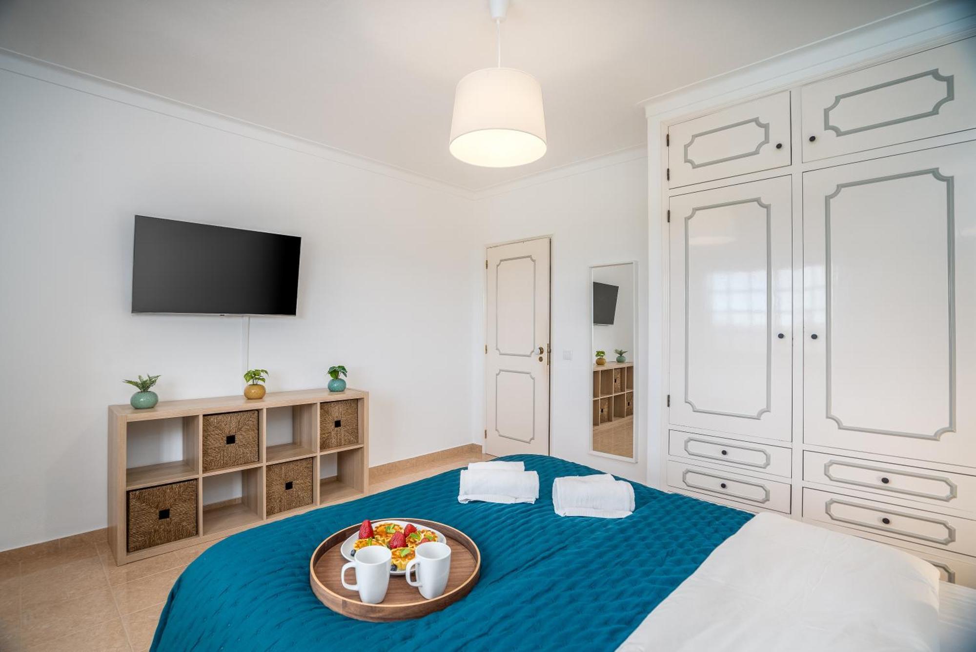 Host Wise - Sunny Spacious House - Terrace & Free Parking *