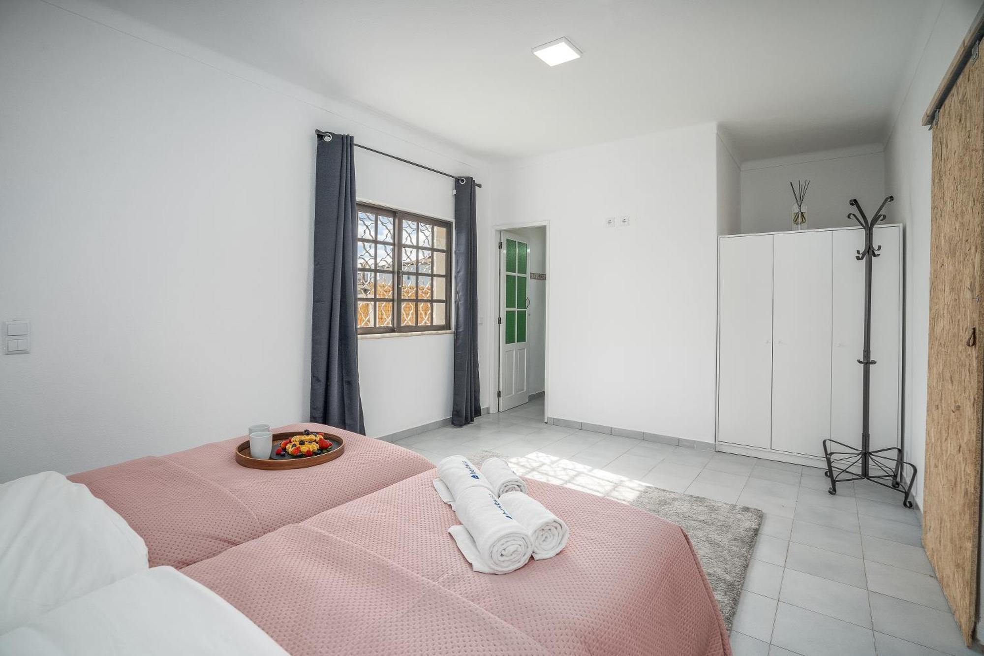 Host Wise - Sunny Spacious House - Terrace & Free Parking Villa Lagoa (Algarve)