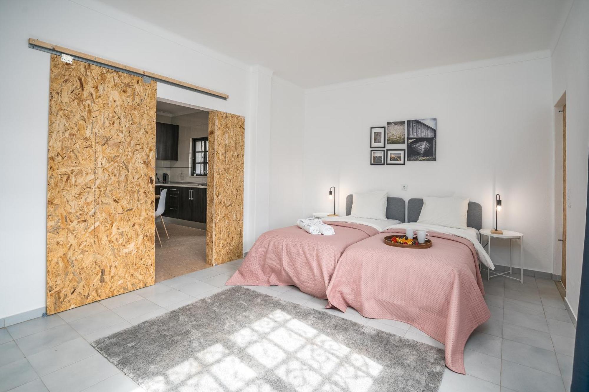 Host Wise - Sunny Spacious House - Terrace & Free Parking *