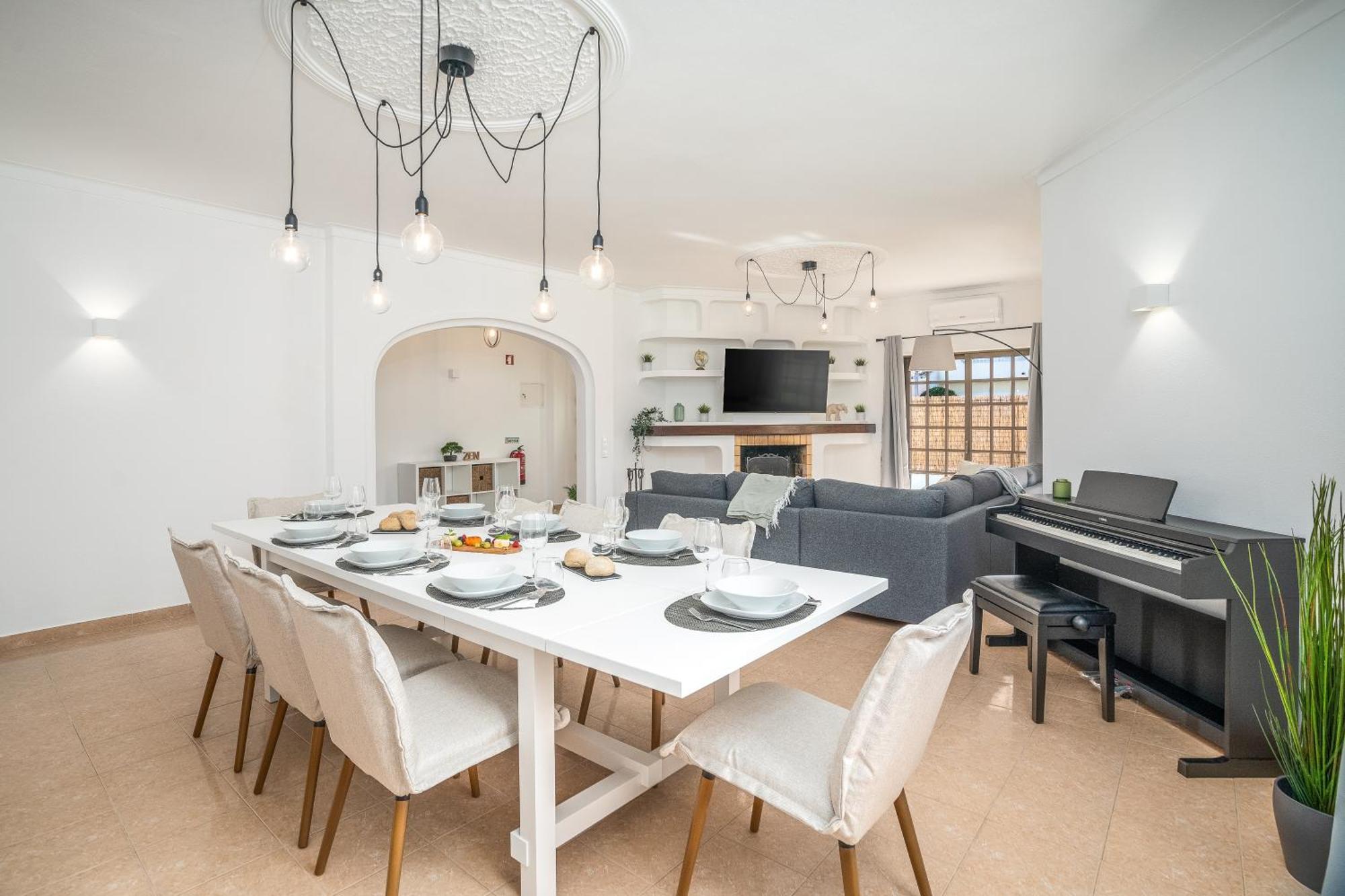 Host Wise - Sunny Spacious House - Terrace & Free Parking * Lagoa (Algarve)
