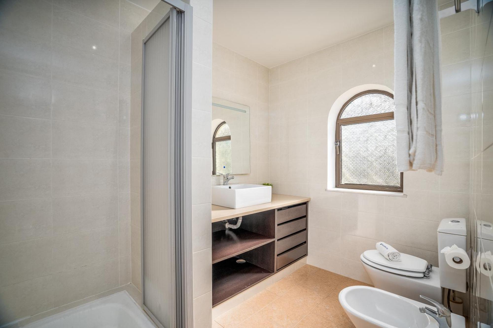 Host Wise - Sunny Spacious House - Terrace & Free Parking Villa