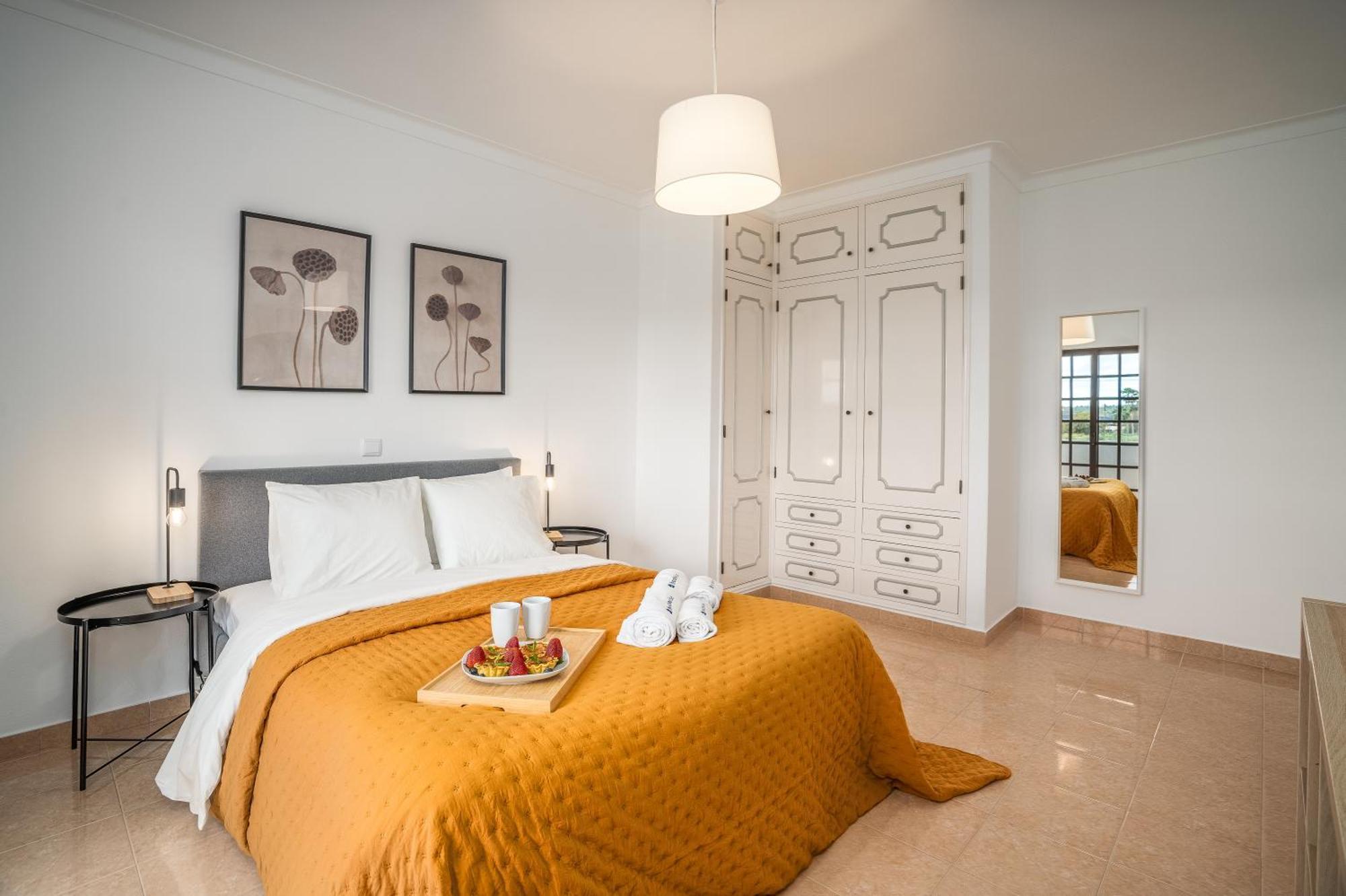Host Wise - Sunny Spacious House - Terrace & Free Parking