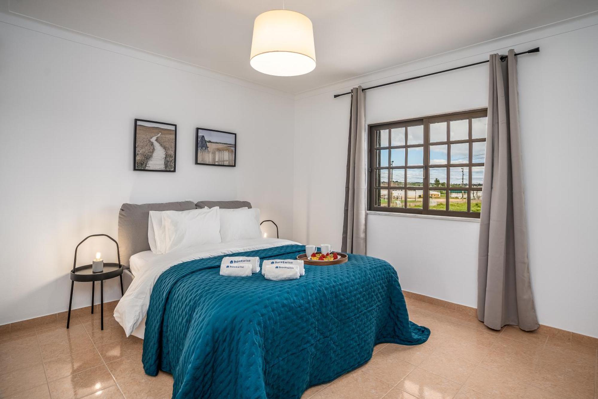Villa Host Wise - Sunny Spacious House - Terrace & Free Parking *