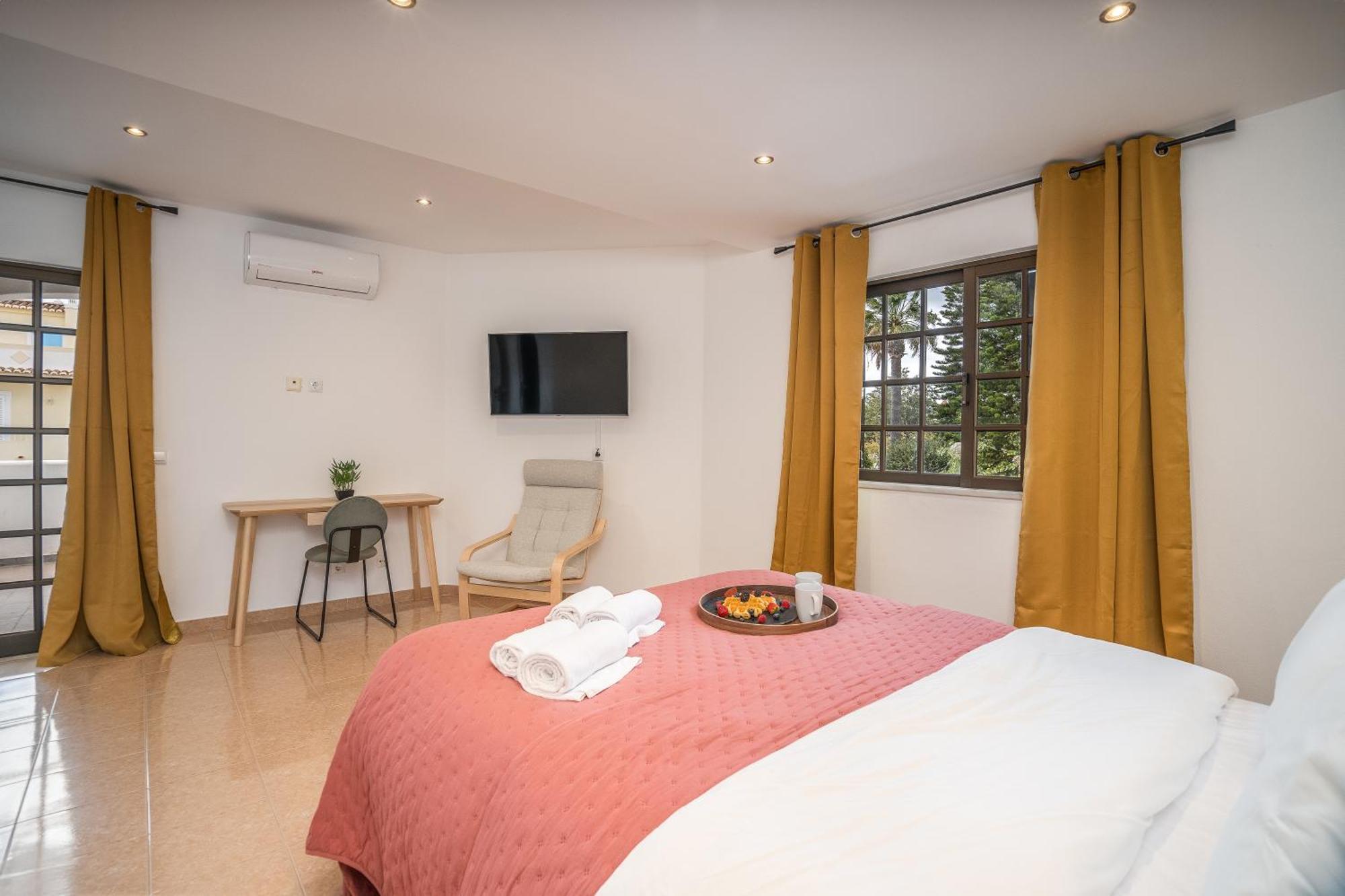 Host Wise - Sunny Spacious House - Terrace & Free Parking Villa Lagoa (Algarve)