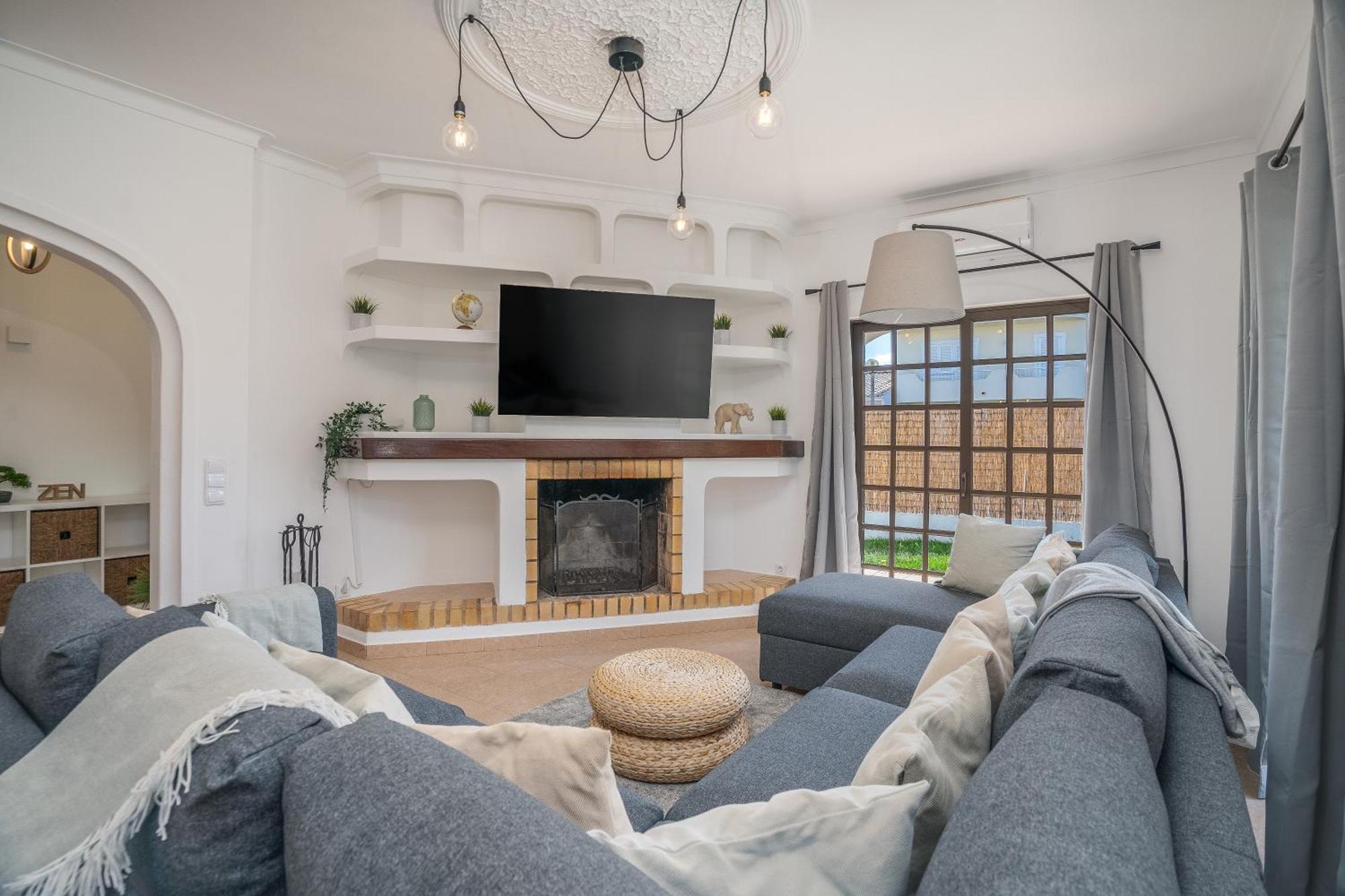 Villa Host Wise - Sunny Spacious House - Terrace & Free Parking *
