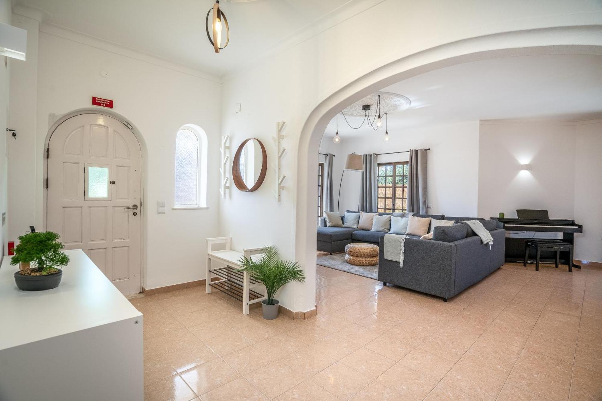 Host Wise - Sunny Spacious House - Terrace & Free Parking Lagoa (Algarve)