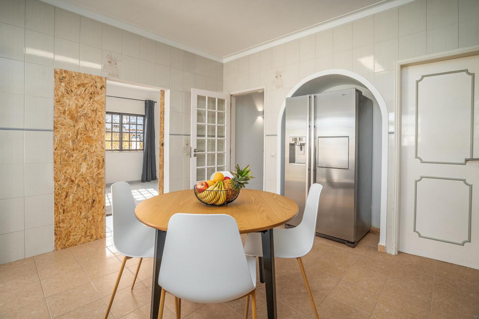 Host Wise - Sunny Spacious House - Terrace & Free Parking Villa *