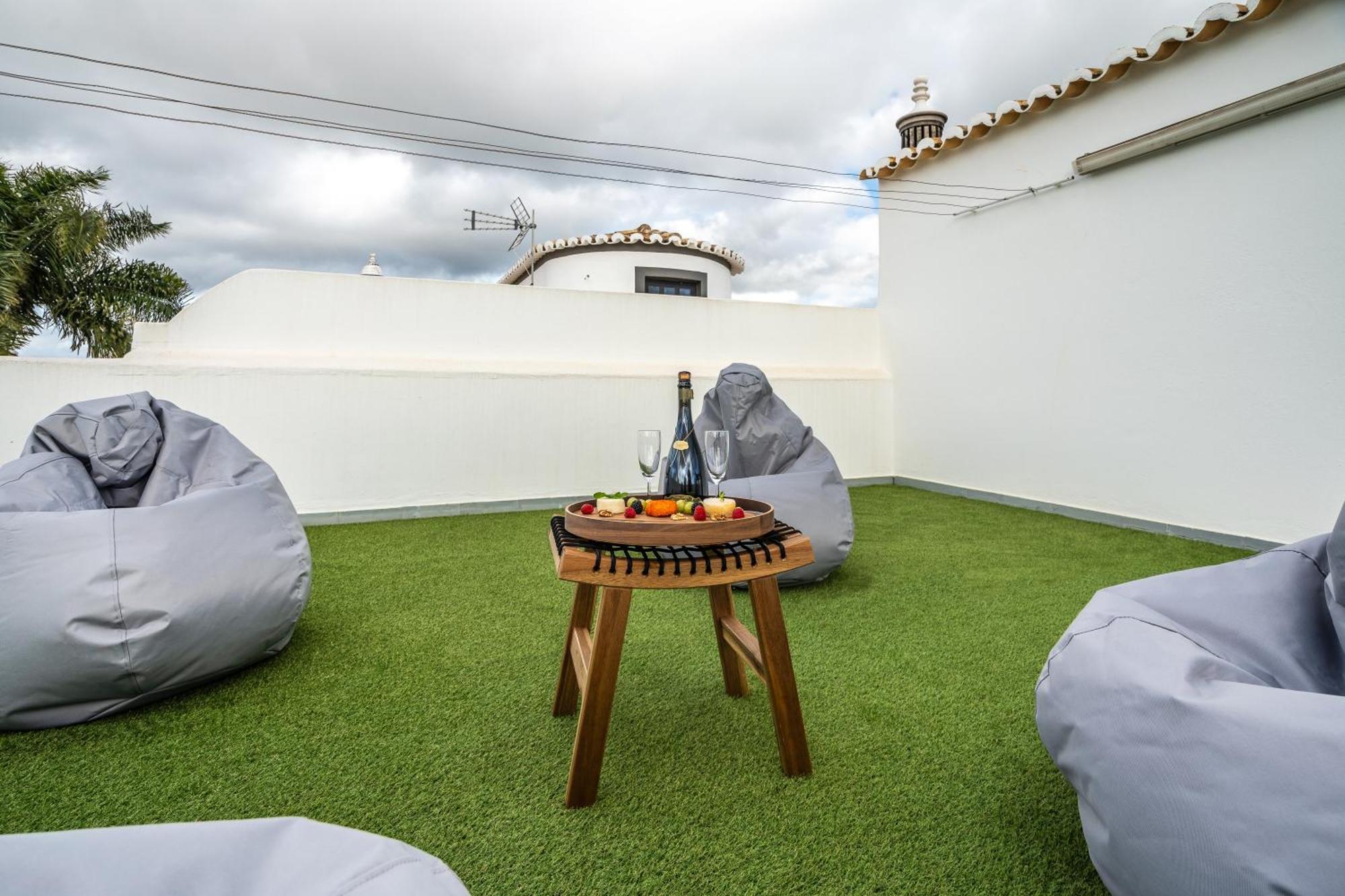 Villa Host Wise - Sunny Spacious House - Terrace & Free Parking