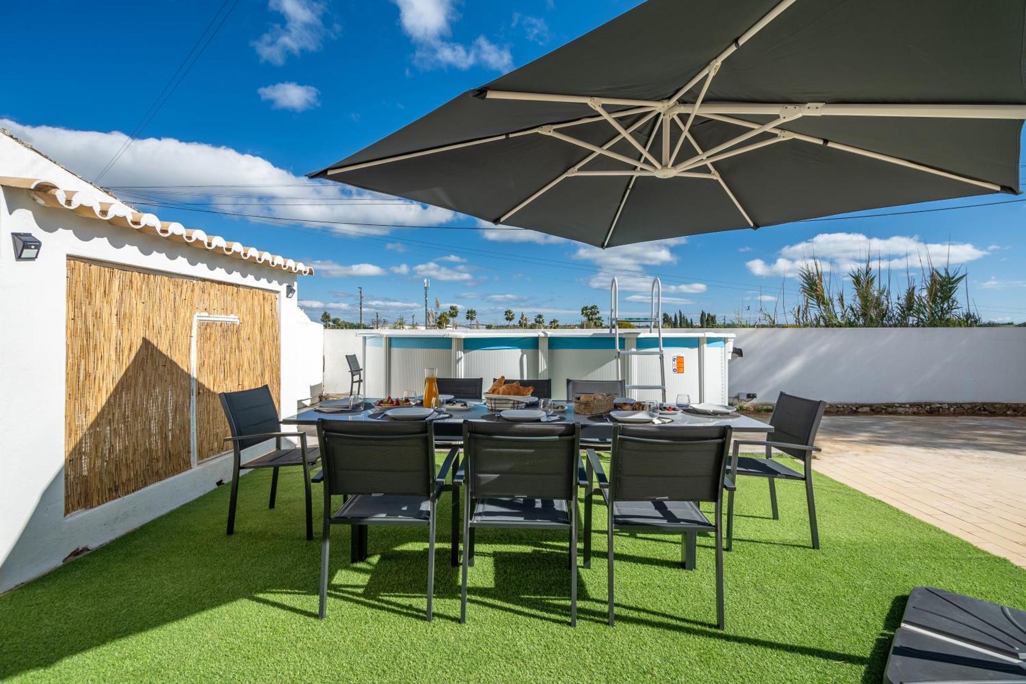 Villa Host Wise - Sunny Spacious House - Terrace & Free Parking *
